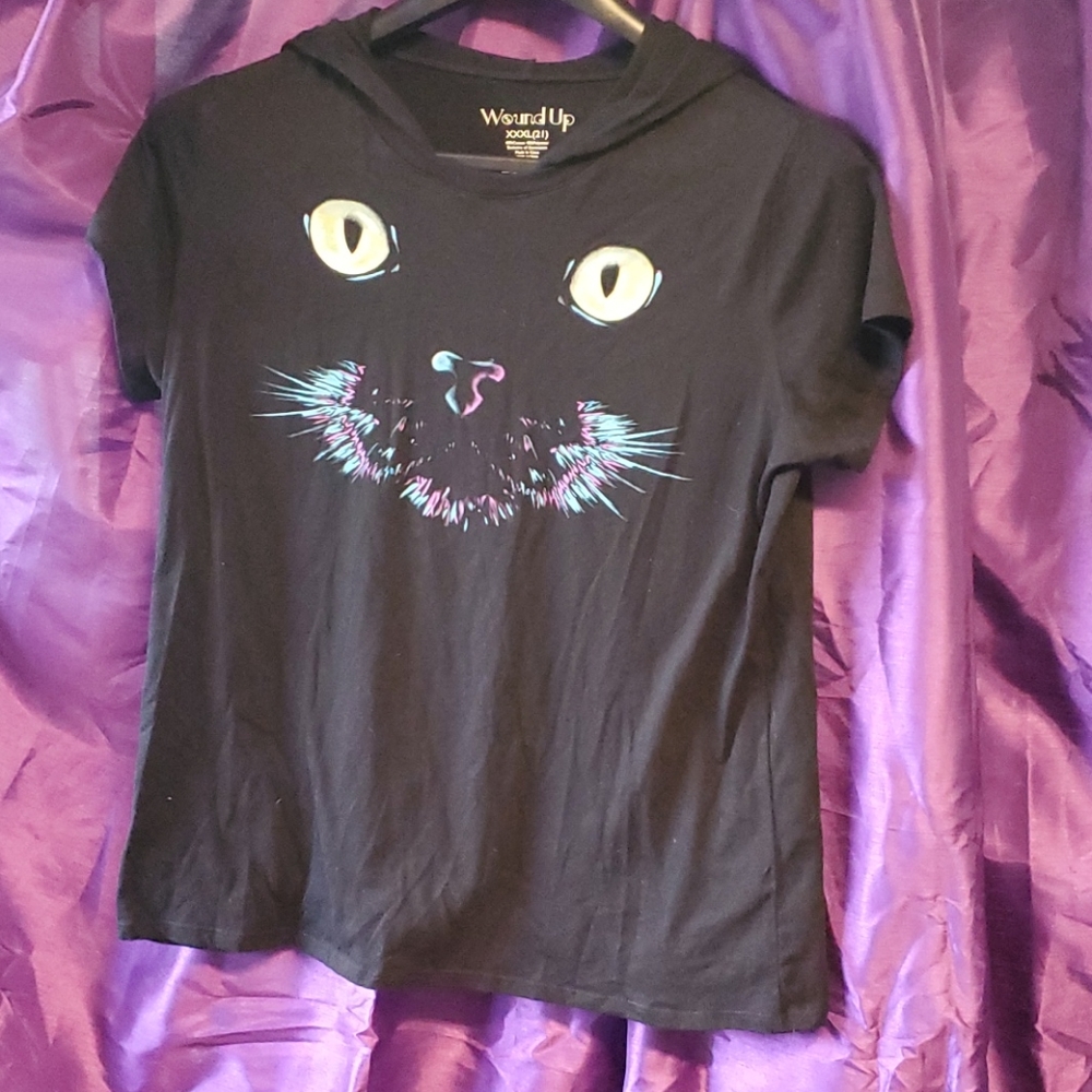 Short sleeved hooded t-shirt